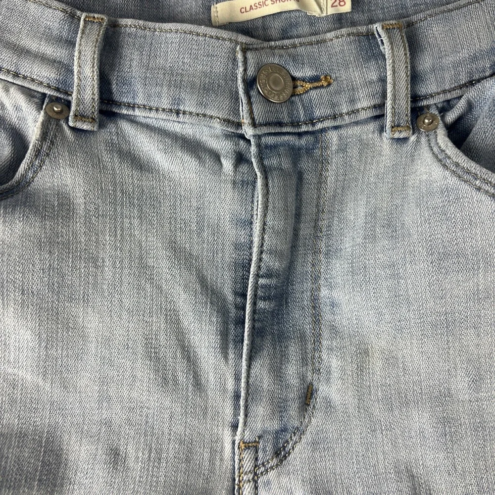 Levi's Womens Classic Shorts Size W28 Mid Rise Denim Red Tag Light Blue‎ D22